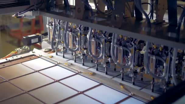 Metalen apparaat beweegt panelen op een transportband, close-up. — Stockvideo