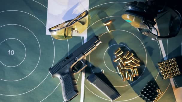 Udstyr til skydning på en rækkevidde, øverste udsigt. Ammunition, våben, våben på en skydebane . – Stock-video