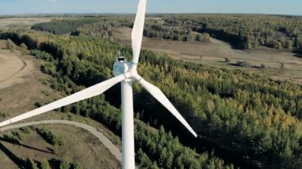 風車は、森のバック グラウンドで動作します。ドローンから空撮. — ストック動画