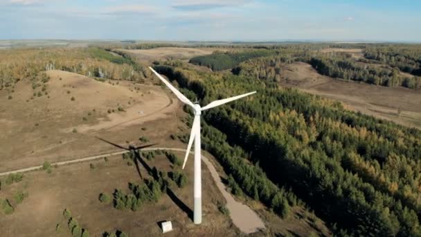 Wytwarzania energii elektryczne wiatraki. Widok z lotu ptaka z dronów. — Wideo stockowe