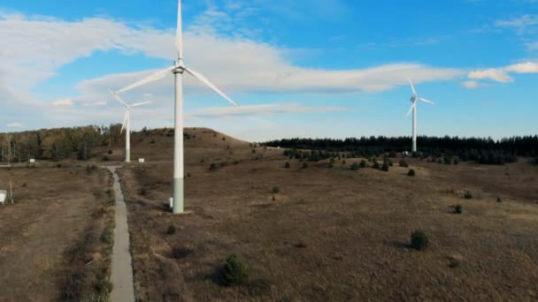 Molinos de viento blancos trabajando en un campo, de cerca . — Vídeo de stock