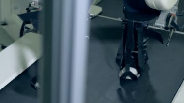 Engelli bir kişinin saplantısı bacaklar rehabilitasyon ekipmanları yavaş yavaş yürüyorsun.