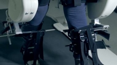 Hasta yürüyen bir simülatör fizyoterapik oturum geçiyor