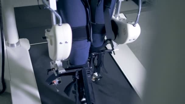 Paciente com deficiência está caminhando lentamente ao longo da trilha fisioterapêutica — Vídeo de Stock