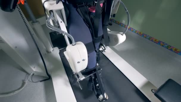 Revalidatie apparatuur. Kinesitherapeutische track van een vrouwelijke patiënt tijdens opleiding — Stockvideo