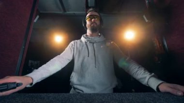 Keskin nişancı amaçlayan bir çekim aralığı içinde onun tabanca ile başlar