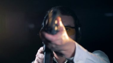 Bir erkek bir tüfekle atış poligonu sürecinin hedefleyen