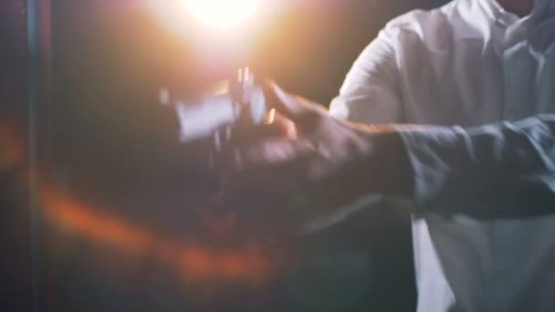 Handfeuerwaffe Wird Von Einem Mann Ergriffen Der Anfängt Zielen — Stockvideo
