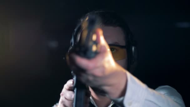 Proceso de apuntar a un macho con un rifle en una galería de tiro — Vídeos de Stock