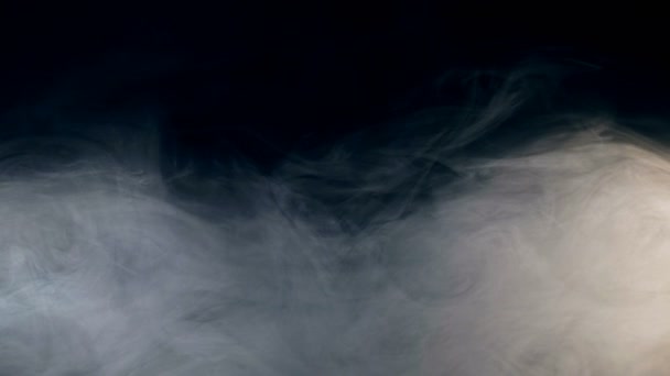 Capas gruesas de humo que se extienden sobre el fondo oscuro — Vídeos de Stock