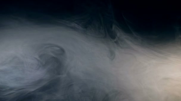 Плотные облака дыма в отличие от тьмы — стоковое видео