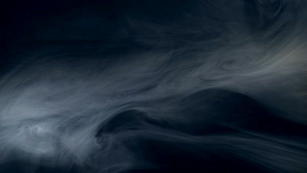 Des couches plates de brouillard flottent sur le fond sombre — Video