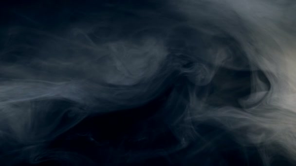 Der Nebel löst sich langsam vor dem dunklen Hintergrund auf — Stockvideo