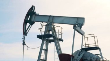 Çalışma yağ derrick. Bir petrol sahası üzerinde bir petrol kulesi işleri.