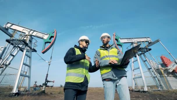 Petrol derricks çalışma üniforma mühendislerince yakın çekim. — Stok video