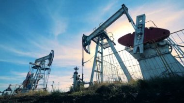 Çalışma, iki petrol kulesi yakın çekim.