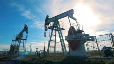 Petrol derricks çalışmalarında metal, yakın çekim.