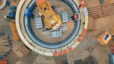 Üstten görünüm bir fabrikada çalışan insanlar.