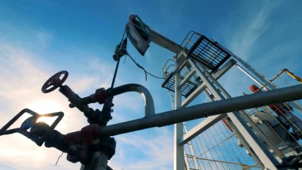 Pompes à huile Derrick sur un champ spécial, vue du bas . — Video