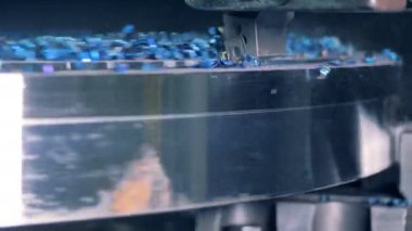 Fabrika taşlama makinesi çalışır, yakın çekim.