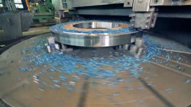 Çalışmalarında büyük Bileme Makinası. Metal işleme Cnc freze makinesi.