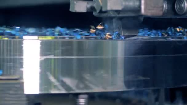 Chips de metal en una rectificadora. Cortar metal moderna tecnología de procesamiento . — Vídeo de stock