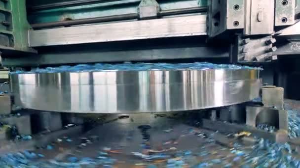 Disco redondo girando en una fábrica, cortando metal redondo . — Vídeo de stock