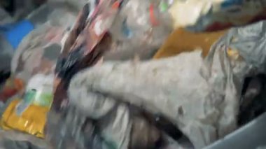 Evin diğer çöplerini attığınız bir sıralama makinesine dönen. Plastik çöp gelecekteki bir fabrikada geri dönüşüm için sıralanır.