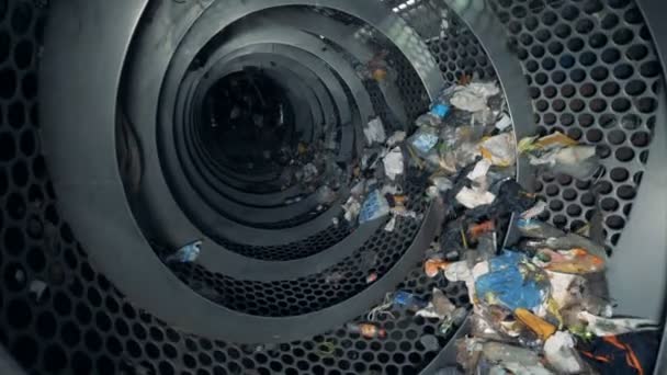 Proceso de reciclaje en una planta. Máquina rotativa recicla basura en un centro de residuos . — Vídeos de Stock