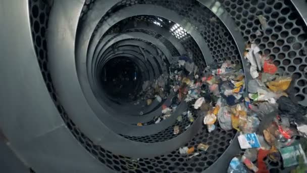 Spousta odpadků v recyklačním centru. Recyklovatelného odpadu se otáčí ve speciálním stroji v závodě. — Stock video