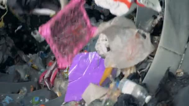 Basura doméstica en un centro de reciclaje, de cerca . — Vídeo de stock