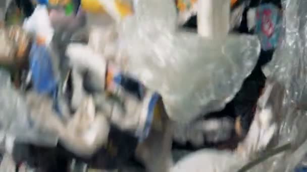 Πλαστικό, χαρτί και σκουπίδια, διαλογής σε ένα εργοστάσιο, κοντινό πλάνο. — Αρχείο Βίντεο