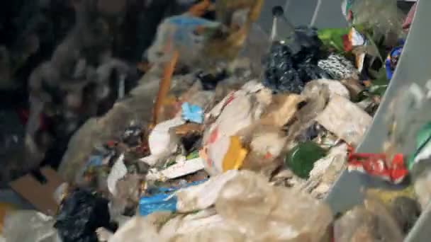 Un montón de residuos en un centro de reciclaje, de cerca . — Vídeos de Stock