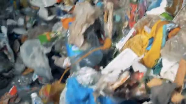 Ordures jetées dans une usine de recyclage, fermer . — Video