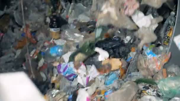 Una máquina trabaja en un centro de clasificación. La basura usada se clasifica en una fábrica para el reciclaje y la eliminación de residuos . — Vídeo de stock