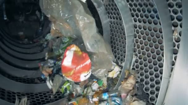 Σπατάλη σκουπίδια ταξινομημένο σε ένα εργοστάσιο, αργή κίνηση. — Αρχείο Βίντεο