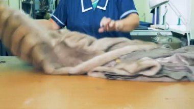 Hazır giyim fabrika işçisi bir yeni yapılan kürk gözlemleyerek