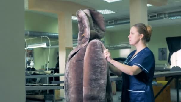 Manteau de fourrure fini se fait inspecter par une couturière — Video