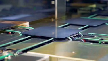 Güneş panelleri bir konveyör taşıma yakın çekim.