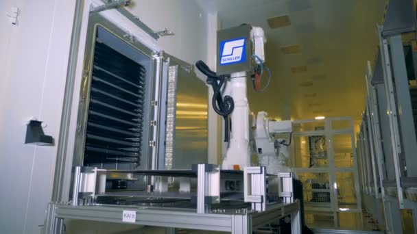 Fabriek apparatuur, robotarm verplaatsen van grote zonnepanelen, close-up. — Stockvideo