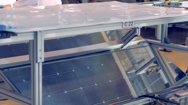 Convoyeur de panneaux solaires prêts à l'emploi sur une usine . — Video