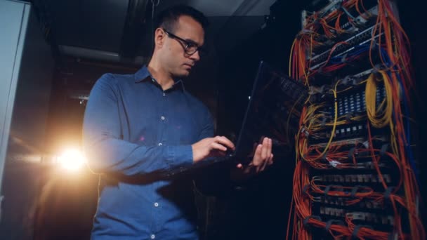 An engineer checks server computer at a data center, close up. — Stock Video