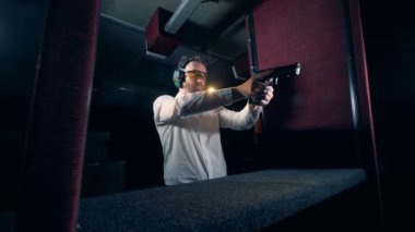 Oda bir tabanca amaçlayan bir adam ile çekim