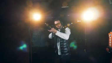 Bir adam bir tüfeğinden vurmaya hazırlanıyor ile çekim aralığı