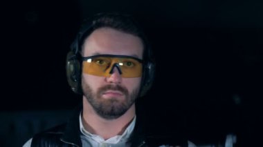 Bir adam onun tüfeğinden koruma araçları giyerken hedeflemek başlar