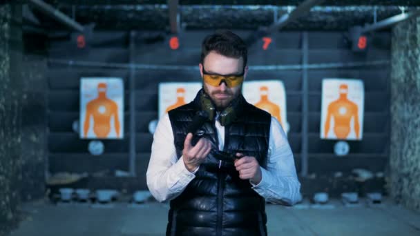 A pistola está a ser carregada por um homem no campo de tiro. — Vídeo de Stock