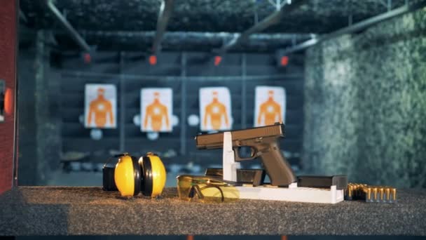 Disparos preparados para la práctica en el campo de tiro — Vídeo de stock