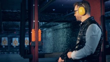 Erkek shooter targetboards tüfek ateş etmeye hazırlanıyor 
