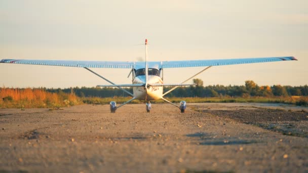 Flugzeug bewegt sich auf einem Flugplatz, Rückansicht. — Stockvideo