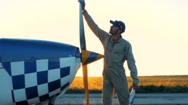 Bir pilot küçük bir uçak pervane mendil